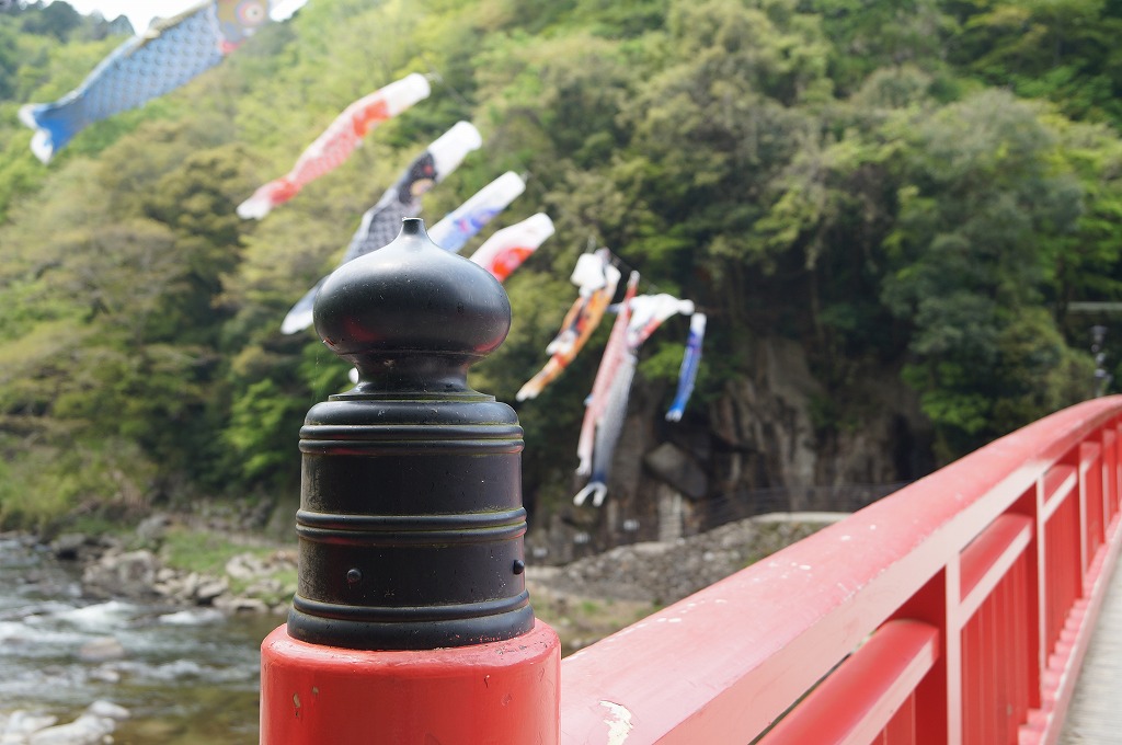新緑の香嵐渓で五平餅を食べる