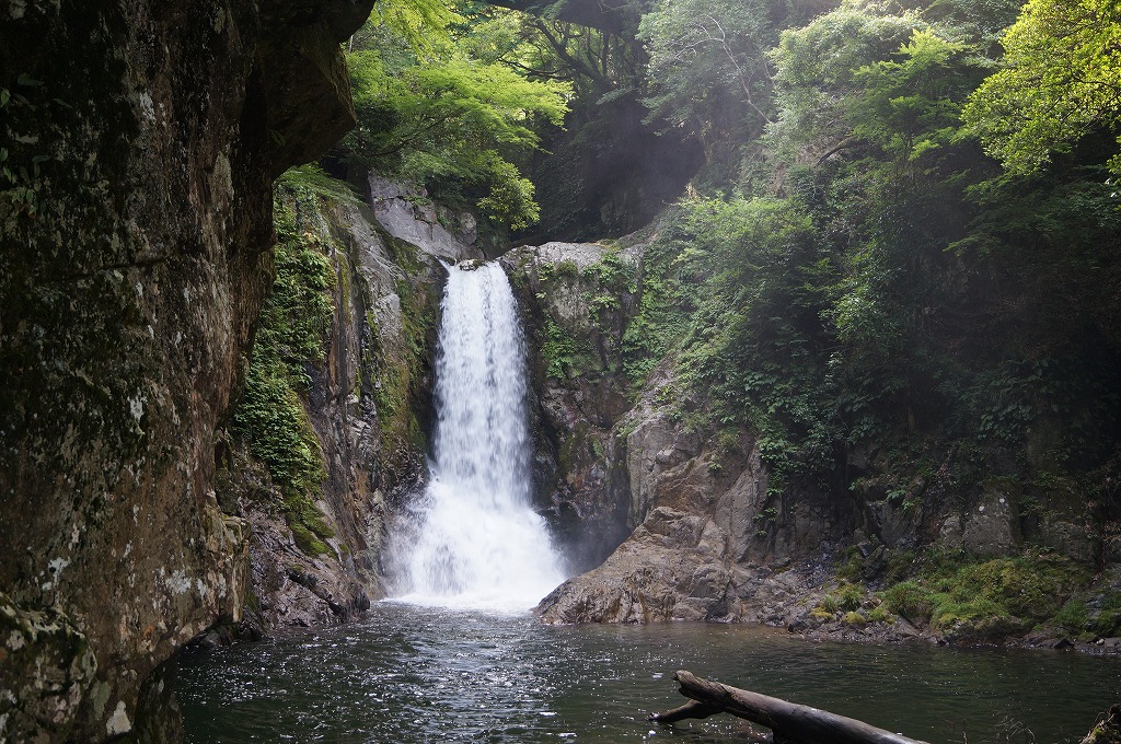 鳴沢の滝と、廃墟の鳴沢苑。今は、はれはれ庵
